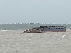 Gegara Gelombang Tinggi, Kapal Tongkang Terdampar di Pantai Sekembu Jepara