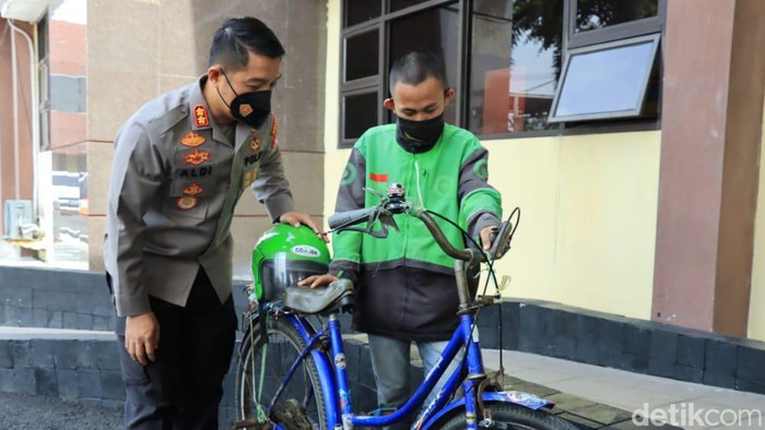 Kapolres Karawang AKBP Aldi Subartono memberikan hadiah kepada Dede ojol bersepeda ontel yang viral di Karawang