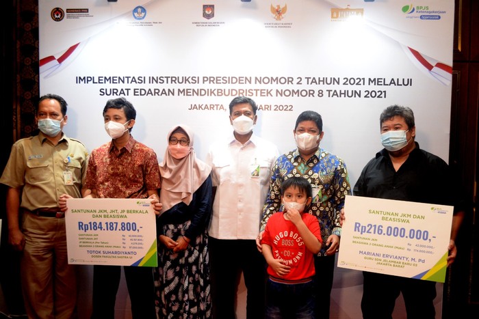 Pemerintah mendorong agar seluruh tenaga pendidik bisa segera mendapatkan perlindungan BPJS Ketenagakerjaan. Menindaklanjuti hal tersebut, Kemendikbud Ristek bersama BPJS Ketenagakerjaan (BPJAMSOSTEK) menggelar Sosialisasi Implementasi Instruksi Presiden nomor 2 tahun 2021.