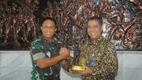 Gubernur Akademi Militer Brigjen TNI Legowo WR Jatmiko bersama Direktur Consumer and Commercial Lending Bank BTN Hirwandi Gafar usai melakukan penandatangan perjanjian nota kesepahaman penyediaan layanan perbankan antara Unit Usaha Syariah (UUS) Bank BTN atau BTN Syariah dengan Akademi Militer di Magelang, Jawa Tengah.