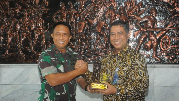 Kemudahan Layanan Perbankan bagi Anggota Akademi Militer Gubernur Akademi Militer Brigjen TNI Legowo WR Jatmiko bersama Direktur Consumer and Commercial Lending Bank BTN Hirwandi Gafar melakukan penandatangan perjanjian nota kesepahaman penyediaan layanan perbankan antara Unit Usaha Syariah (UUS) Bank BTN atau BTN Syariah dengan Akademi Militer di Magelang, Jawa Tengah Selasa (11/01). Dengan perjanjian kerjasama ini BTN Syariah berkomitmen untuk memberikan pelayanan terbaik bagi Anggota Akademi Militer melalui produk-produk dan program unggulan seperti pembiayaan perumahan, Tabungan, Tabungan Haji dan Umroh, kemudahan bertransaksi melalui Mobile Banking, Cash Management System, SPP Online serta produk-produk lainnya.