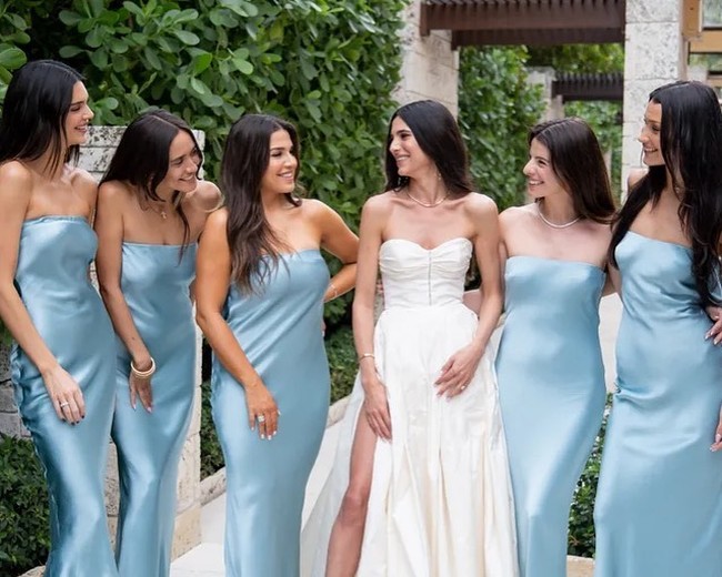 Kendall sendiri memakai baju tersebut saat after party atau resepsi. Sedangkan untuk acara akad nikahnya, ia menggunakan strapless dress yang lebih tertutup. Foto: Instagram @laurenperez