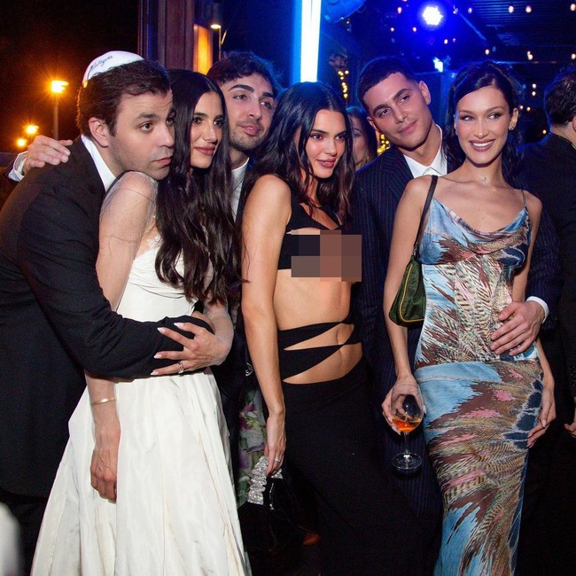 Gaun panjang tanpa lengan tersebut hadir dengan cut out yang mengekspos bagian depan tubuhnya. Busana keluaran Mônot itu pun dianggap akan mencuri perhatian para tamu undangan lain dari sang pengantin sendiri. Tak sedikit netizen yang menyebutkan gaya sang model norak dan cari perhatian.Foto: Instagram @laurenperez