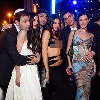 Gaun panjang tanpa lengan tersebut hadir dengan cut out yang mengekspos bagian depan tubuhnya. Busana keluaran Mônot itu pun dianggap akan mencuri perhatian para tamu undangan lain dari sang pengantin sendiri. Tak sedikit netizen yang menyebutkan gaya sang model norak dan cari perhatian.Foto: Instagram @laurenperez