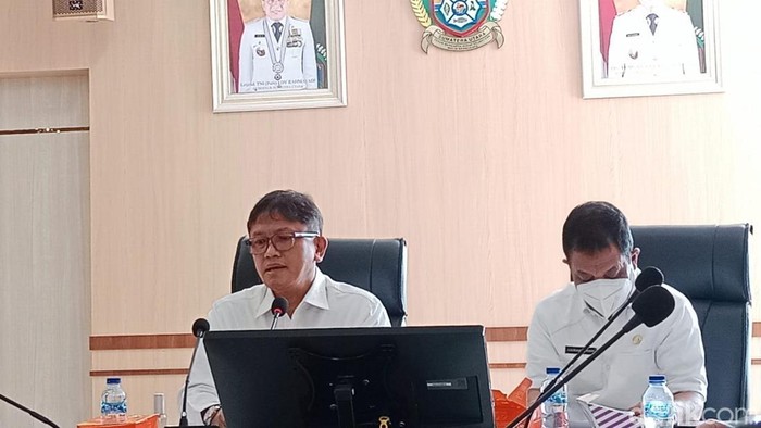 Kepala Dinas Bina Marga dan Bina Konstruksi Sumut, Bambang Pardede (kiri/buka masker) (Ahmad Arfah/detikcom)