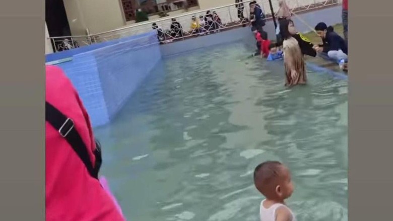Kolam Ikan Masjid di Sukabumi Jadi Tempat Renang Anak Bikin Wali Kota Geram Wali Kota Sukabumi, Achmad Fahmi geram lantaran kolam di alun-alun Sukabumi yang tak jauh berada dari Masjid Agung beralih fungsi. Kolam ikan itu justru dipakai untuk berenang anak-anak.