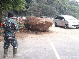 Longsor di Sumedang, Batu Besar Tutup Sebagian Jalan