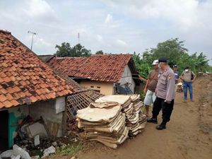 Tanggul Sungai Citarum Bekasi Jebol, 3 Rumah Tertimpa Longsor