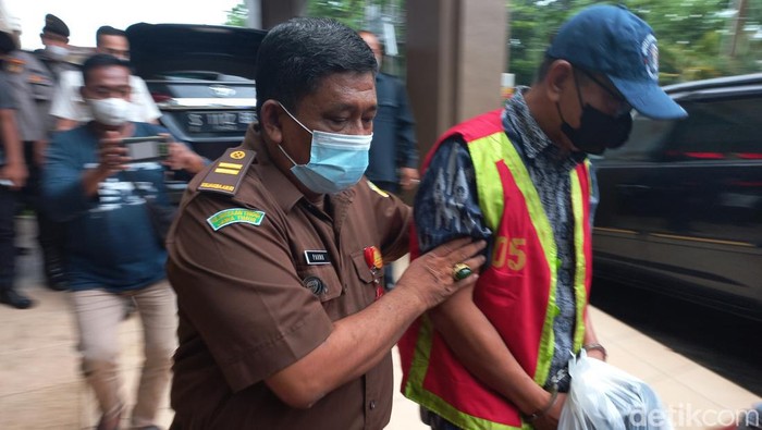 mantan kepala dinas pertanian lamongan ditahan