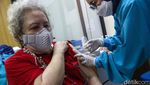 Di Jaksel, Lansia Ramai-ramai Suntik Booster