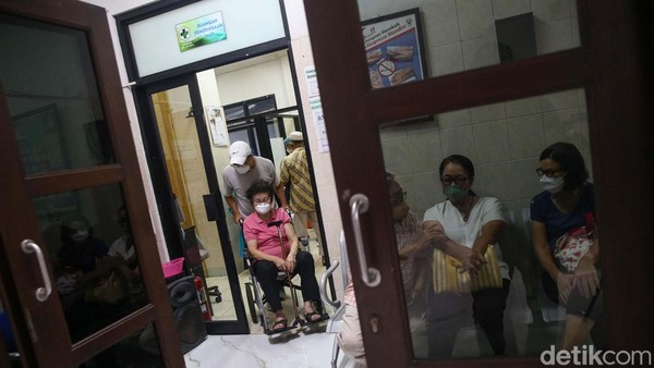 Di Jaksel, Lansia Ramai-ramai Suntik Booster