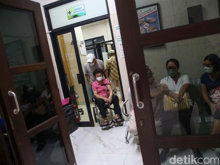 Di Jaksel, Lansia Ramai-ramai Suntik Booster