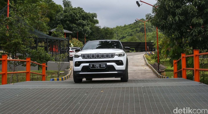 New Jeep Compass telah mengaspal di Indonesia sejak 1 Desember 2021 lalu. Yuk kita rasakan performanya.