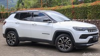 Jeep Compass menggunakan velg 18 inci palang lima dual tone yang sporty. Lalu ada rain sensing front wipers dan dual panel sunroof, serta power lift gate.