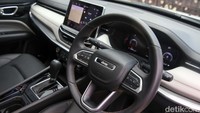 New Jeep Compass memiliki beberapa fitur fungsional, seperti remote keyless entry-proximity with push button start dan driver memory seat, dan acoustic windshield, serta panel kluster 10,25 inci TFT color display.