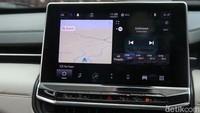 Sementara untuk fituran hiburannya ada Uconnect with 25,6 cm (10,1) touchscreen display, wireless android auto dan apple car play, bluetooth audio streaming.