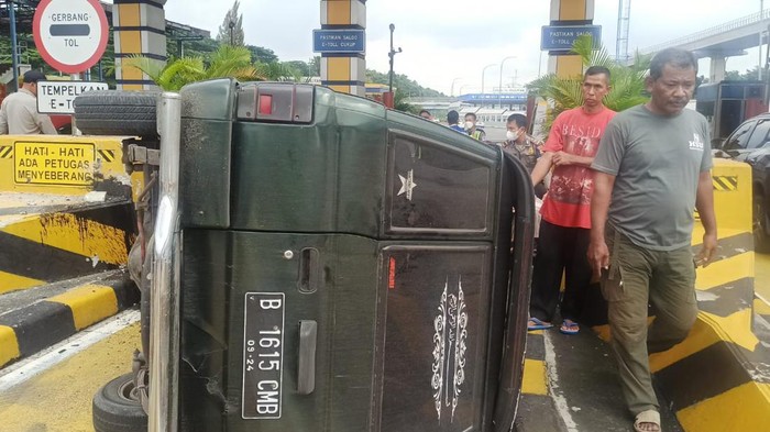 Mobil diduga rem blong tabrak beton gardu di GT Cililitan