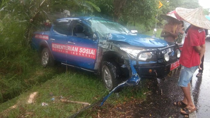 Mobil DInsos Sinjai usai menabrak pohon. (dok. istimewa)
