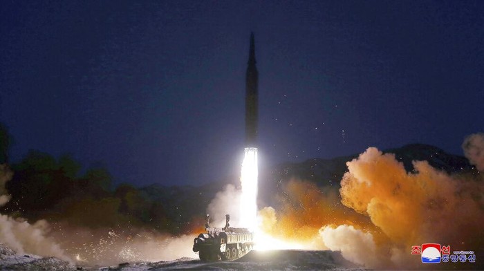 Momen Kim Jong-Un Pantau Uji Coba Rudal Hipersonik This photo provided by the North Korean government shows what it says a test launch of a hypersonic missile on Jan. 11, 2022 in North Korea. Independent journalists were not given access to cover the event depicted in this image distributed by the North Korean government. The content of this image is as provided and cannot be independently verified. Korean language watermark on image as provided by source reads: