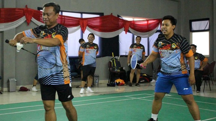 Momen Walkot Jaksel Tanding Bulutangkis dengan Pengurus LDII Jajaran Pemkot Jaksel melakukan tanding bulutangkis dengan pengurus LDII Jakarta Selatan. Kegiatan ini sebagai ajang silaturahim.