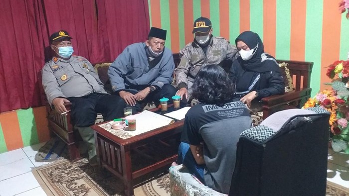 Muspika Moga saat bernegosiasi dengan Rahmad, ayah SAR (membelakangi kamera).