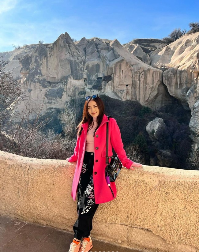 Ini adalah salah satu foto ketika Natasha Wilona tengah berada di Turki. Penampilannya terlihat stylish dan juga cantik. Foto: Instagram