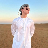 Momen liburan Verrel Bramasta dan Natasha Wilona itu tampak dibagikan ke akun media sosial masing-masing. Seperti dalam foto yang satu ini, Verrel bergaya bak sultan dari Dubai. Foto: Instagram