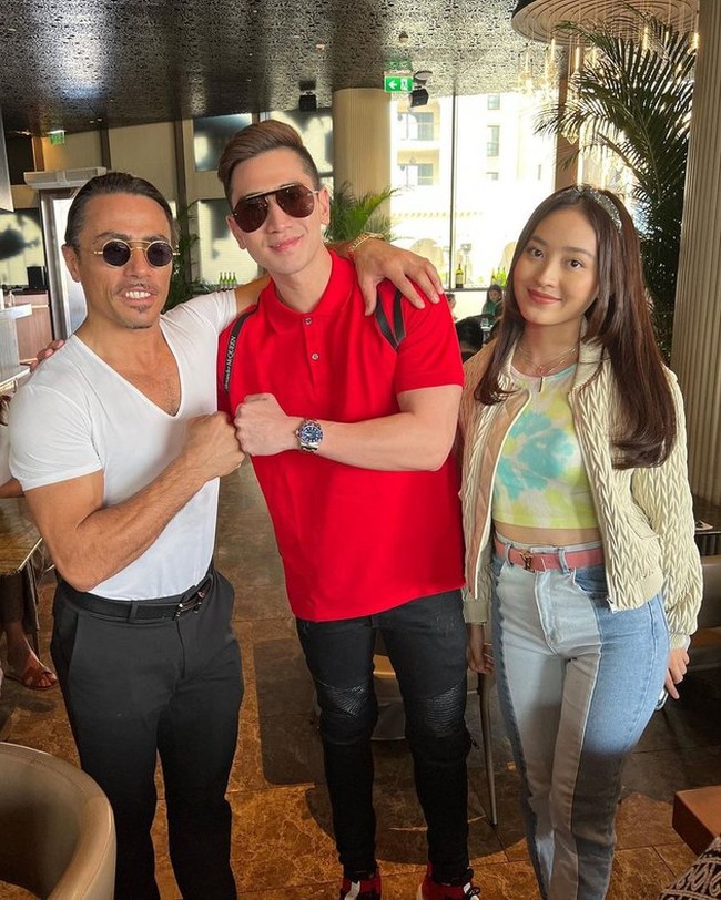 Di Dubai Verrel dan Natasha Wilona mengunjungi salah satu restoran yang cukup populer, yang dimiiliiki oleh Salt Bae. Tak lupa mereka pun mengabadikan momen tersebut dengan berfoto bersama. Foto: Instagram