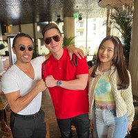 Di Dubai Verrel dan Natasha Wilona mengunjungi salah satu restoran yang cukup populer, yang dimiiliiki oleh Salt Bae. Tak lupa mereka pun mengabadikan momen tersebut dengan berfoto bersama. Foto: Instagram