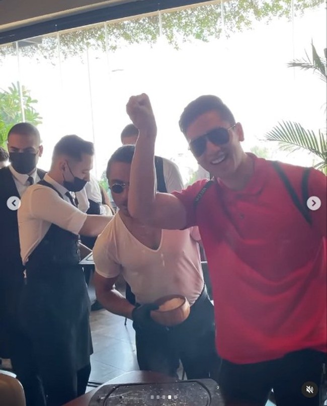 Harga steak berlapis emas yang dimakan oleh Verrel dan Wilona itu tak tanggung-tanggung, mencapai Rp 30 juta. Steak tersebut dihidangkan langsung oleh pemiliknya, Salt Bae. Foto: Instagram