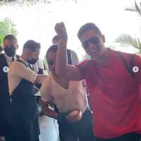 Harga steak berlapis emas yang dimakan oleh Verrel dan Wilona itu tak tanggung-tanggung, mencapai Rp 30 juta. Steak tersebut dihidangkan langsung oleh pemiliknya, Salt Bae. Foto: Instagram