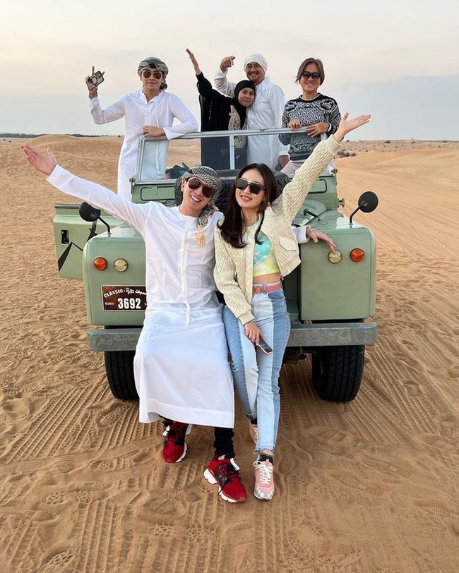 Saking dekatnya, foto-foto Natasha Wilona dan Verrel Bramasta saat di Dubai sampai membuat tak sedikit netizen yang jadi ikut baper. Kalau menurutmu, keduanya sudah balikan belum nih? Foto: Instagram
