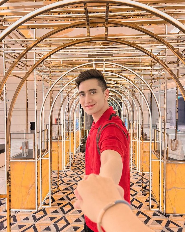 Sempat menjalin kasih namun kandas, Verrel Bramasta dan Natasha Wilona diisukan telah balikan. Pasalnya keduanya terlihat menghabiskan waktu bersama di Dubai. Foto: Instagram