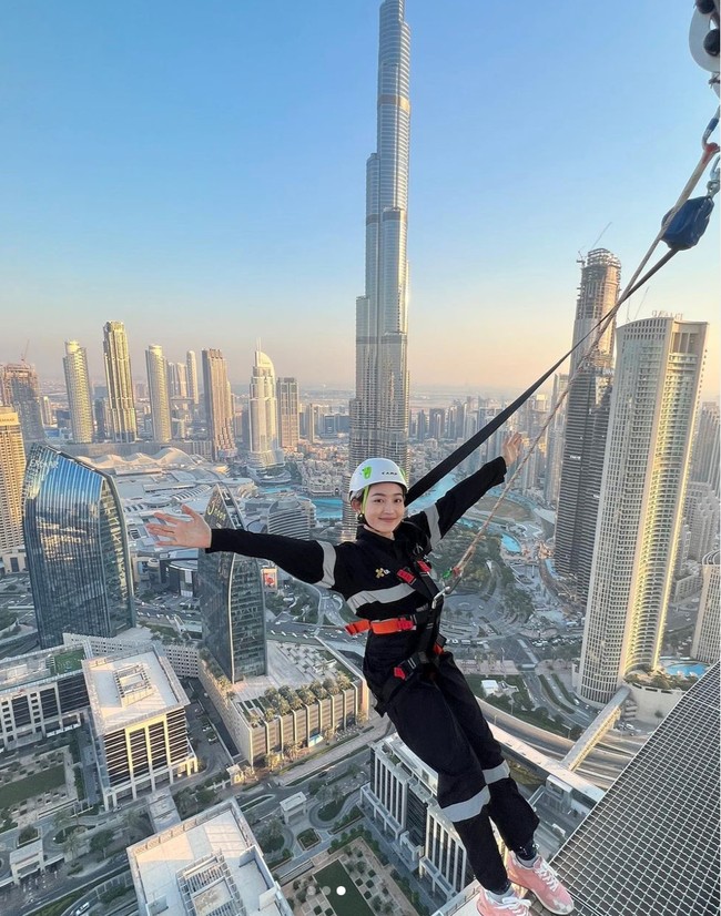 Sebelum ke Dubai, Natasha Wilona sempat mengunjungi Turki. Di Instagramnya, Natasha Wilona juga tampak berfoto dengan latar belakang balon udara saat berada di Cappadocia, Turki. Foto: Instagram