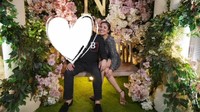 Pria yang wajahnya kerap ditutup menggunakan stiker oleh Nindy Ayunda juga terlihat hadir di acara ulang tahun Nindy Ayunda. Foto: dok. Instagram Story Nindy Ayunda