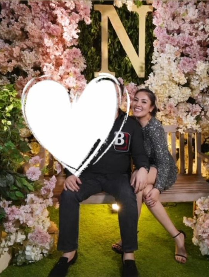 Nindy Ayunda dan pria misterius