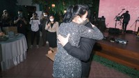 Nindy Ayunda juga tersipu malu mendengar alasan sang pria mau dengannya. Mas Dito you are bujang, you are single, kalau Nindy cantik, tapi tetap ada anak dua. Apa yang spesial dari Nindy Ayunda? tanya Melaney Ricardo pada pria yang berdiri di samping Nindy Ayunda.Susah jelasinnya. Karena maunya cuma dia, jawab pria tersebut dan membuat Nindy Ayunda tertawa tersipu. Foto: dok. Instagram Story Nindy Ayunda