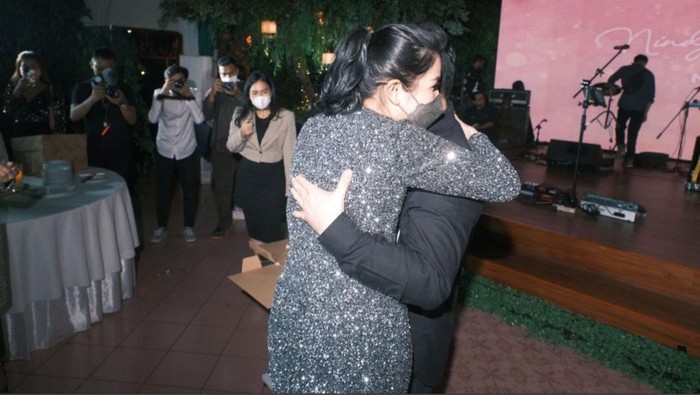Nindy Ayunda dan pria misterius pemikat hatinya