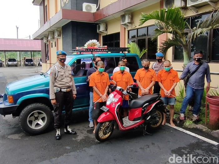 Para tersangka pencurian kabel saat dihadirkan dalam jumpa pers di Mapolres Kulon Progo, Rabu (12/1/2022).