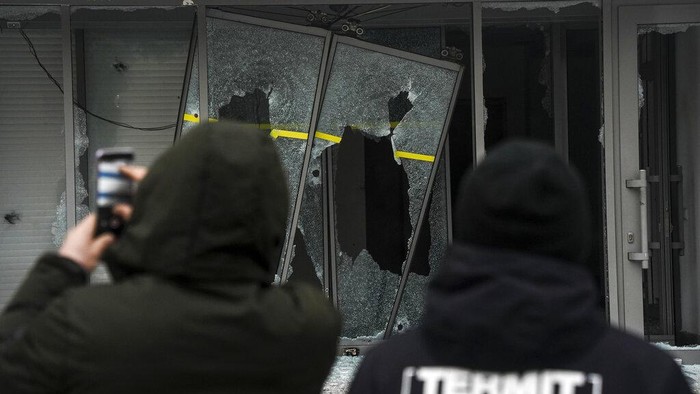 Pascakerusuhan, Begini Situasi di Kazakhstan People take a photo of damaged windows of the Media center building in Almaty, Kazakhstan, Tuesday, Jan. 11, 2022. Life in Almaty, which was affected with the violence the most during protests, started returning to normal this week, with public transport resuming operation and malls reopening. (Vladimir Tretyakov/NUR.KZ via AP)