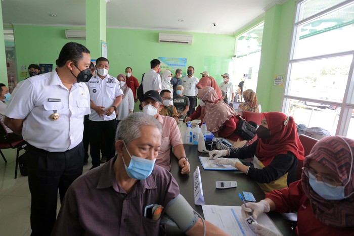 Pemberian suntikan vaksin COVID-19 ketiga (booster) di Kota Tangerang digelar perdana di Puskesmas Panunggangan Barat Cibodas dan diprioritaskan bagi lansia. (dok Pemkot Tangerang)