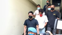 Kita masih dalami, yang pasti yang bersangkutan kita dapatkan narkotika jenis ganja, tim masih terus mendalami yang bersangkutan masih dalam pemeriksaan kesehatan, tukas Ady Wibowo. Foto: Penampakan Ardhito Pramono usai ditangkap polisi (Wildan Noviansah/detikcom)