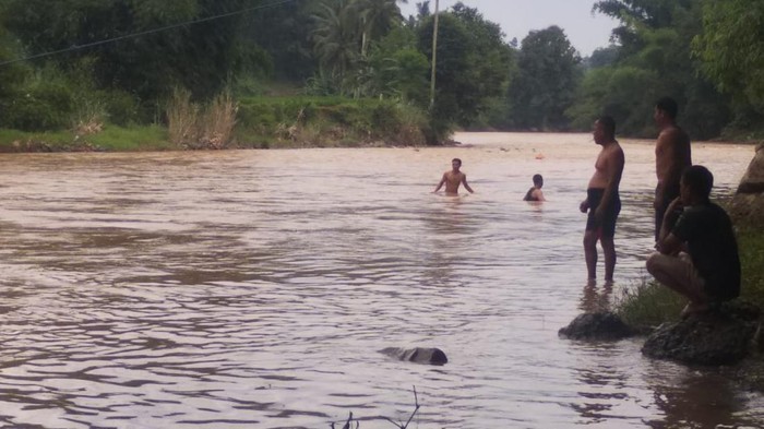 Penemuan jasad wanita di sungai Sukabumi.