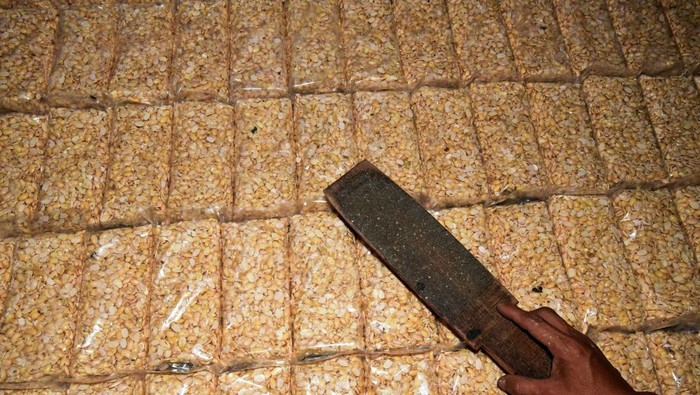 PENGUSAHA TAHU TEMPE KELUHKAN KENAIKAN HARGA KEDELAI Pekerja membuat tempe di Kampung Pejaten, Kramatwatu, Serang, Banten, Rabu (12/1/2022). Pengusaha tahu tempe mengeluhkan harga kedelai yang kembali melonjak naik sejak seminggu terakhir dari Rp10.250 menjadi Rp10.750 per kilogram karena makin menyulitkan upaya mereka untuk bangkit di masa pandemi. ANTARA FOTO/Asep Fathulrahman/foc.