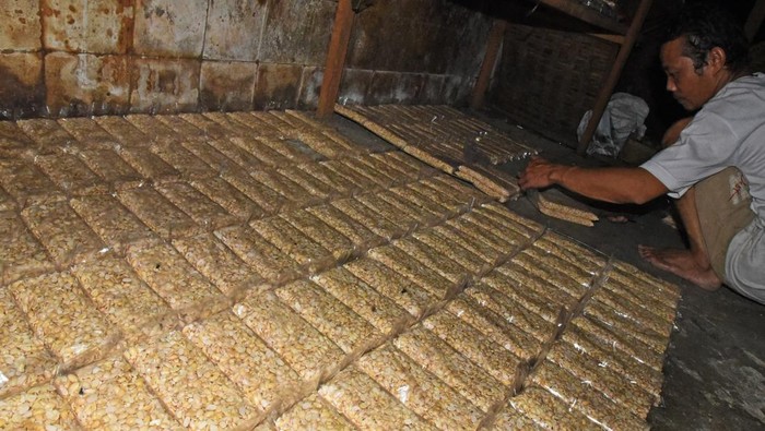 Pekerja membuat tempe di Kampung Pejaten, Kramatwatu, Serang, Banten, Rabu (12/1/2022). Pengusaha tahu tempe mengeluhkan harga kedelai yang kembali melonjak naik sejak seminggu terakhir dari Rp10.250 menjadi Rp10.750 per kilogram karena makin menyulitkan upaya mereka untuk bangkit di masa pandemi. ANTARA FOTO/Asep Fathulrahman/foc.