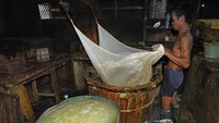 Pekerja menyaring sari kedelai saat membuat tahu di Kampung Pejaten, Kramatwatu, Serang, Banten, Rabu (12/1/2022).