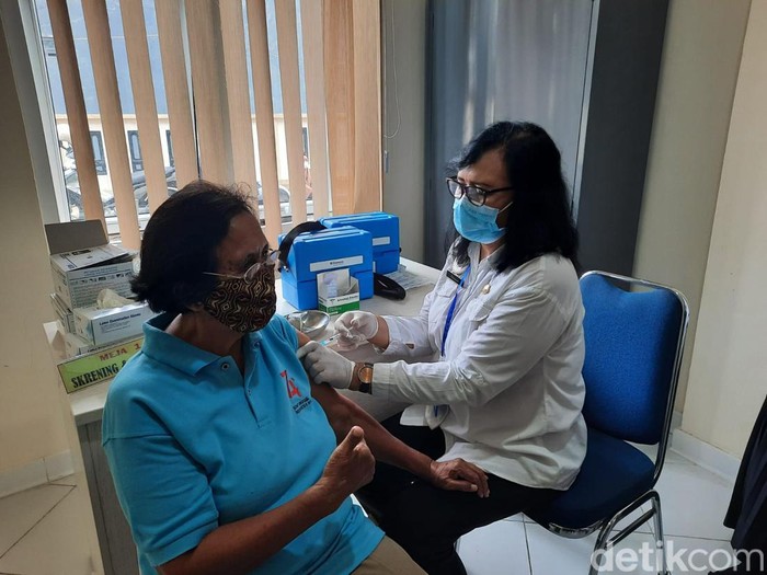 Peserta vaksinasi booster menerima suntikan di Puskesmas Bugangan, Kota Semarang, Rabu (12/1/2022).