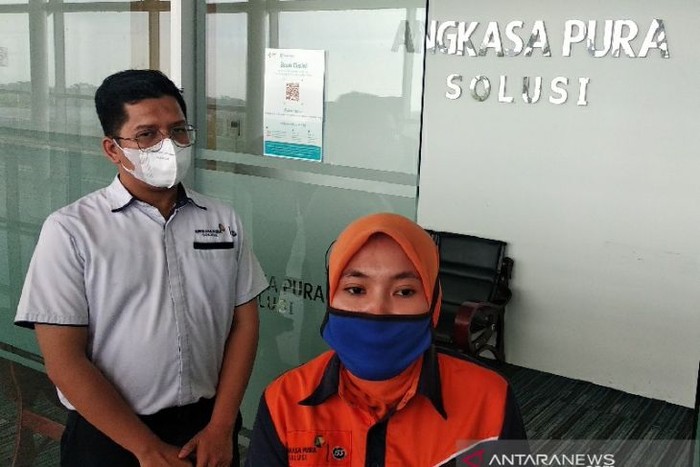 Petugas kebersihan (cleaning service) Bandara Kualanamu, Dewi Lestari. (Rahmat Hidayat/Antara)