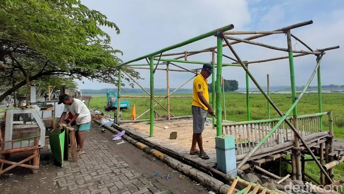 PKL di Waduk Cengklik Boyolali membongkar lapak dagangannya, Rabu (12/1/2022).