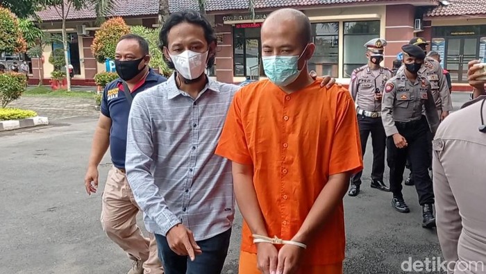Polisi menggiring pelaku penipuan dengan modus pura-pura jadi polisi.*